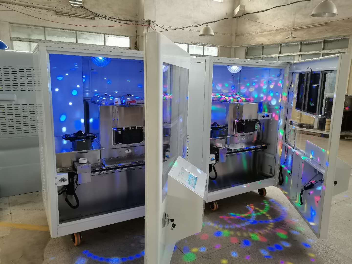 Robot que hace la máquina expendedora de yogur congelado